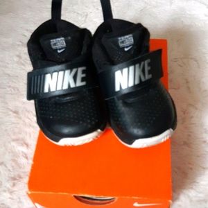 Nike Team Hustle infant shoes 5c